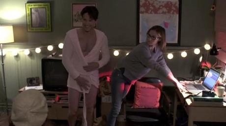 Stephen Moyer rocks pink bathrobe in new episode of ‘Jan’