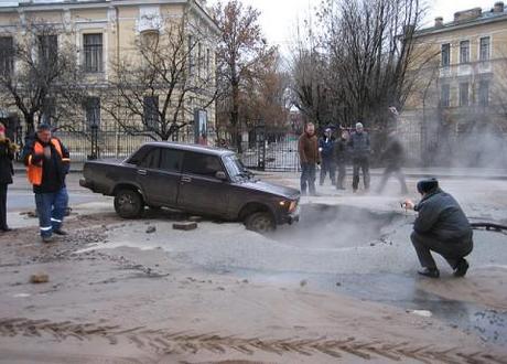 Viral video: Russian taxi driver escapes massive pothole, falls back in