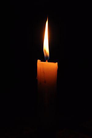 a candle (eine Kerze)