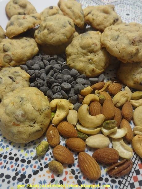 BISCUITS AUX NOIX MÉLANGÉES ET AUX PÉPITES DE CHOCOLAT / MIXED NUTS AND CHOCOLATE CHIPS COOKIES / GALLETAS DE NUECES MIXTAS Y CHISPAS DE CHOCOLATE / بيسكوي بالمكسرات المختلطة و حبيبات الشوكولاتة