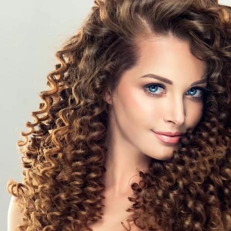 Lightweight Spray to Hold Curls