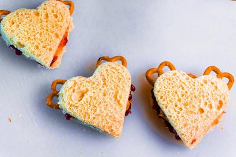 Reindeer Holiday Sandwiches with Peanut Butter