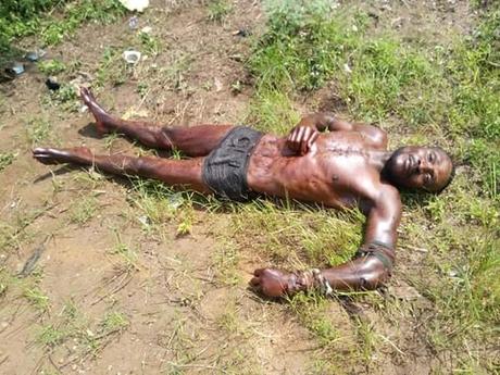 Angry Youths Kill 41-year-old Man Over Attempted Rαpe (Graphic Picture) Angry Youths Kill 41-year-old Man Over Attempted Rαpe (Graphic Picture)