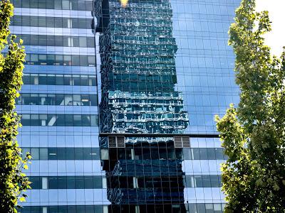 The Hallucinated City: I reflect therefore I am