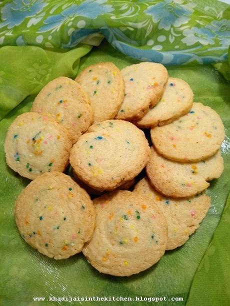 BISCUITS AUX VERMICELLES COLORÉES /FUNFETTI COOKIES / GALLETAS CON GRAGEAS DE COLORES / بيسكويت بالرشات الملونة