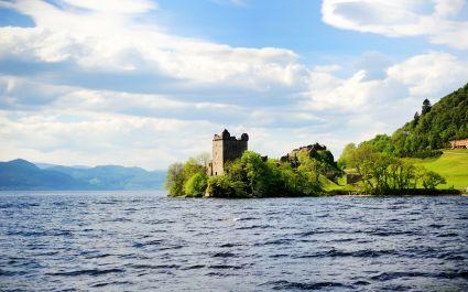 Urquhart-Castle-and-Loch-Ness