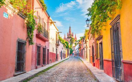 Enchanting Travels Mexico Tours Beautiful streets and colorful facades of San Miguel de Allende in Guanajuato, Mexico - Best trips to take in 2020