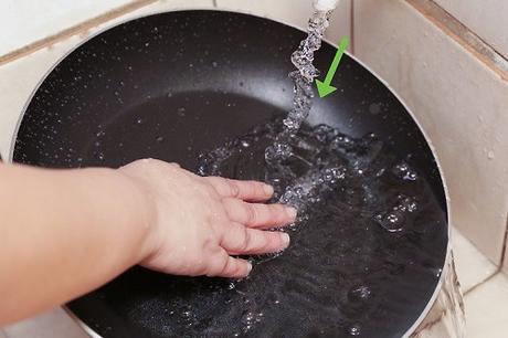 Cleaning-A-Wok-With-Water