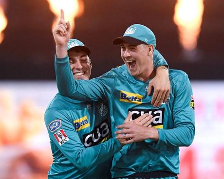 Matt Renshaw's par boundary catch takes Cricket World by storm !
