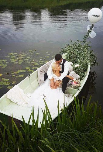 romantic photos wedding day couple in white boat sapnu pietura