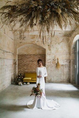 italian wedding styled shoot white black beautiful bride with bouquet moody makeup flowers simple white dress pampas grass edoardo giorio photography