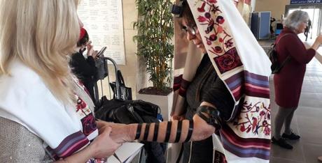 Women of the Wall open tefillin booth in Tel Aviv train station