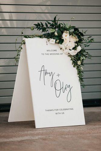 wedding trends 2019 minimalistic black white bridal welcome signs with white flowers and greenery anna duncan photography