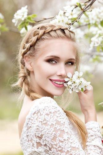 wedding trends smiling bride with natural makeup