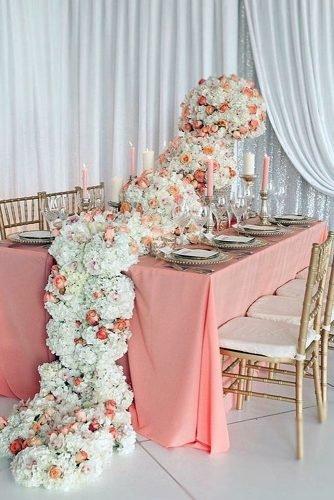 wedding trends 2019 coral table with tall centerpiece flower tablerunner belluxe photography