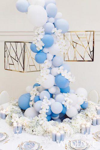 wedding trends 2019 tadle decor with blue ballons and candles mangostudios