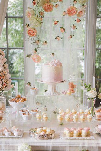 2019 wedding trends suspended peach flowers above gentle dessert table katya_avramenko