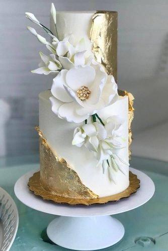 wedding trends 2019 white wedding cake with gold décor and whiteflower honeylovecakery