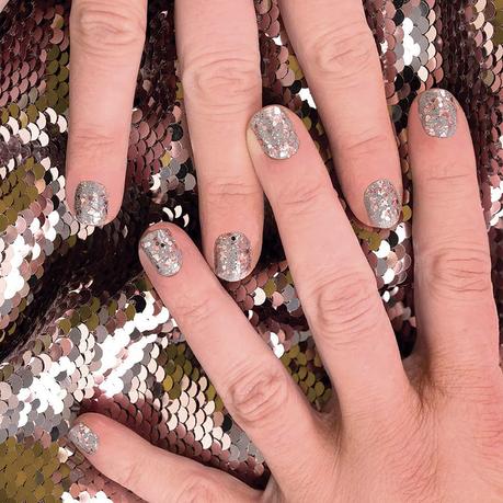 How to Make Glitter Nail Designs