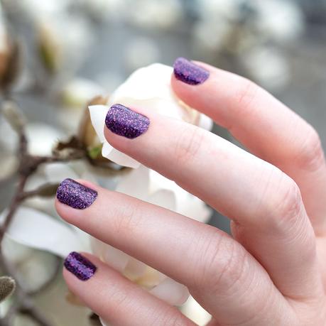 How to Make Glitter Nail Designs