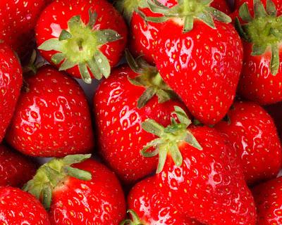 White Thursday : Strawberries for Pearly White Teeth