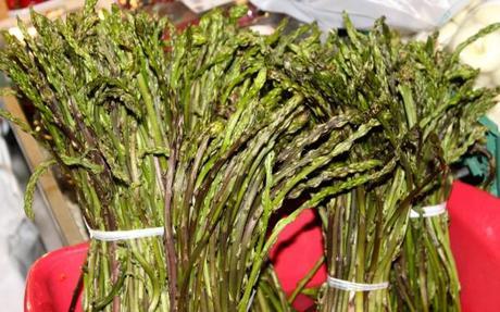 rome market wild asparagus