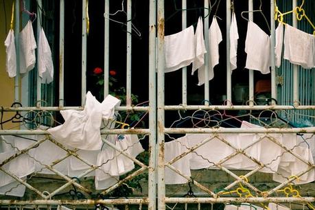 Vn_hoian_white_sheets_and_roses_img_8245