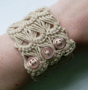 Broomstick Lace Cuff Pattern and Tutorial