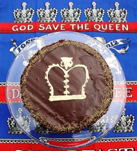 DIAMOND JUBILEE CAKE: LONG LIVE THE QUEEN!