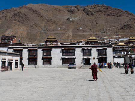 The entrance courtyard with colleges in the foreground, in the background sticking out are the main buildings