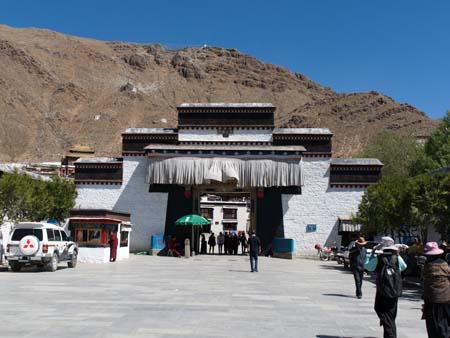 Main entrance to Tashilhunpo Monastery
