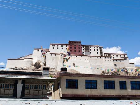 Shigatse Fort, looking very similar to a smaller Potala Palace found in Lhasa