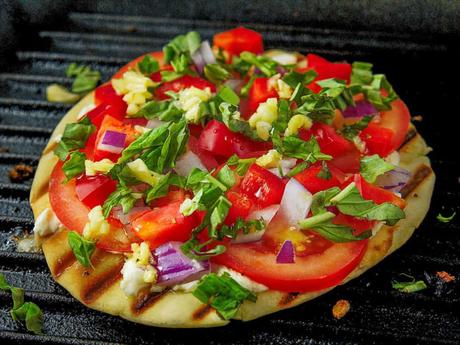 Healthy Pita Pizza with Goat Cheese and Tomatoes
