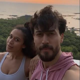 Tiger Shroff Spending Time With This Special Personality, Mother Shares 3+ Photo Tiger Shroff Spending Time With This Special Personality, Mother Shares 3+ Photo