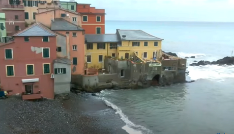 What makes Boccadasse unique: is the neighborhood of lovers and pastel colored houses.