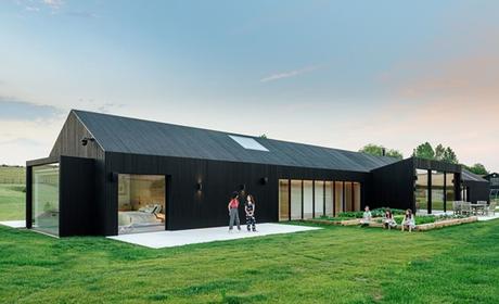 A Contemporary Barn in the UK Becomes the Perfect Holiday Family Home