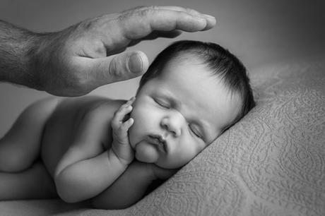 When is the best time for newborn photos
