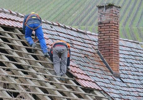 Roof Repair vs Roof Replacement – Factors to Consider