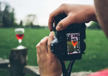 Essential Food Photography Tips for Bloggers & Instagrammers close up photo for glass of wine