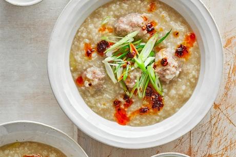 Thai rice porridge with pork meatballs (jok moo)