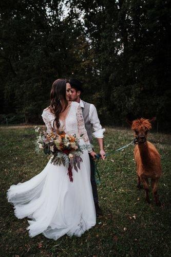 forest wedding styled shoots groom bride with cute lama fotografie danielaebner