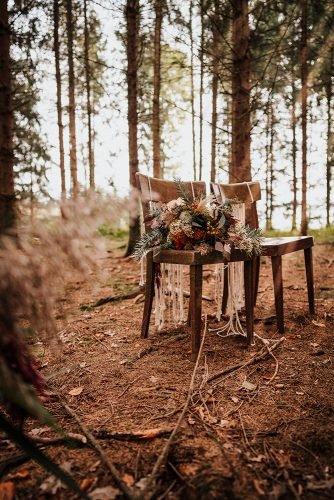 forest wedding styled shoots chairs with macrame boho bouquet fotografie danielaebner