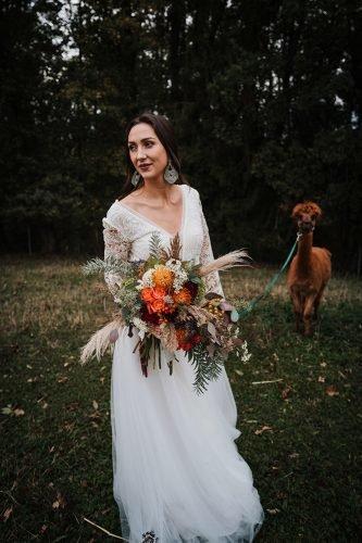 forest wedding styled shoots bride with cute lama fotografie danielaebner