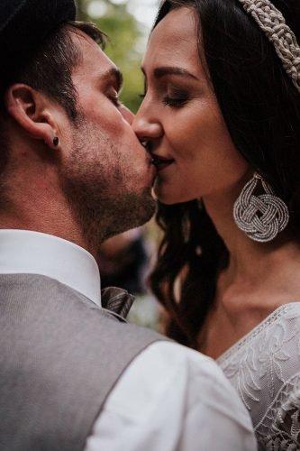 forest wedding styled shoots groom bride kissing photography fotografie danielaebner