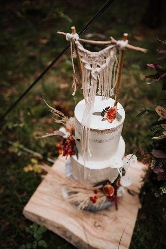 forest wedding styled shoots bohemian naked cake with macrame and pampas grass fotografie danielaebner