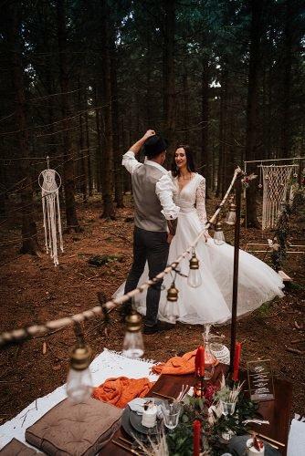 forest wedding styled shoots groom bride dancing fotografie danielaebner