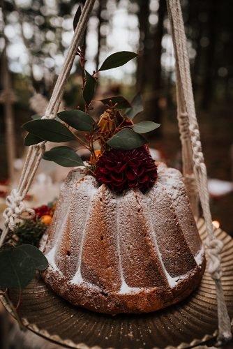 forest wedding styled shoots dessert pie with berries fotografie danielaebner