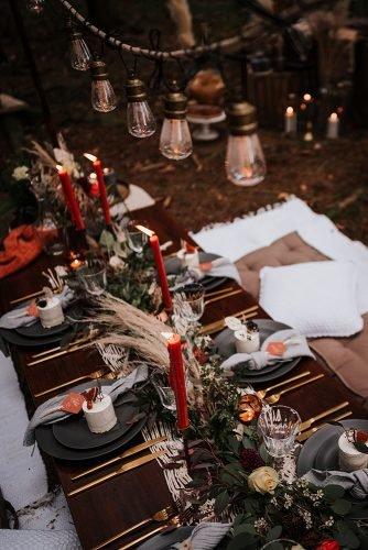 forest wedding styled shoots long table with candles and pampas grass fotografie danielaebner