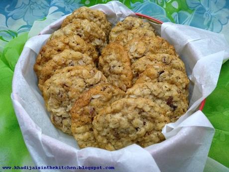 BISCUITS AUX FLOCONS D’AVOINE ET AUX FIGUES SÈCHES / OATMEAL DRIED FIGS COOKIES / GALLETAS CON COPOS DE AVENA Y  HIGOS SECOS / بيسكوي الشوفان و التين المجفف