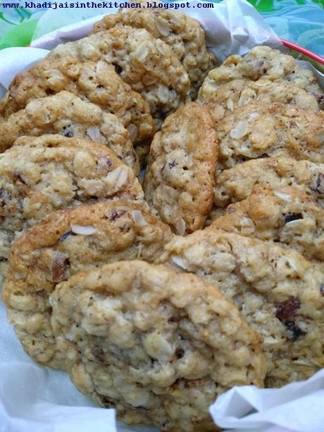 BISCUITS AUX FLOCONS D’AVOINE ET AUX FIGUES SÈCHES / OATMEAL DRIED FIGS COOKIES / GALLETAS CON COPOS DE AVENA Y  HIGOS SECOS / بيسكوي الشوفان و التين المجفف